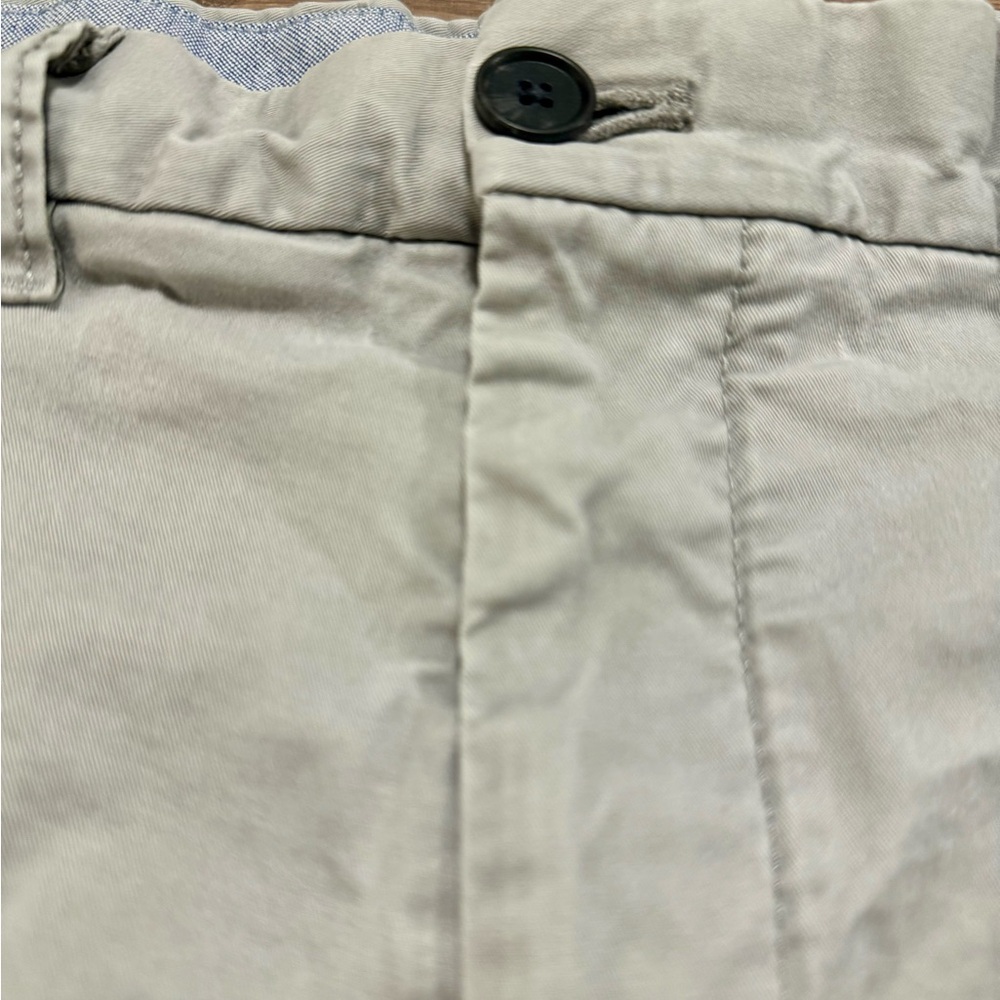 Tommy Hilfiger Men's Light Tan Flat Front Shorts - Picture 3 of 11